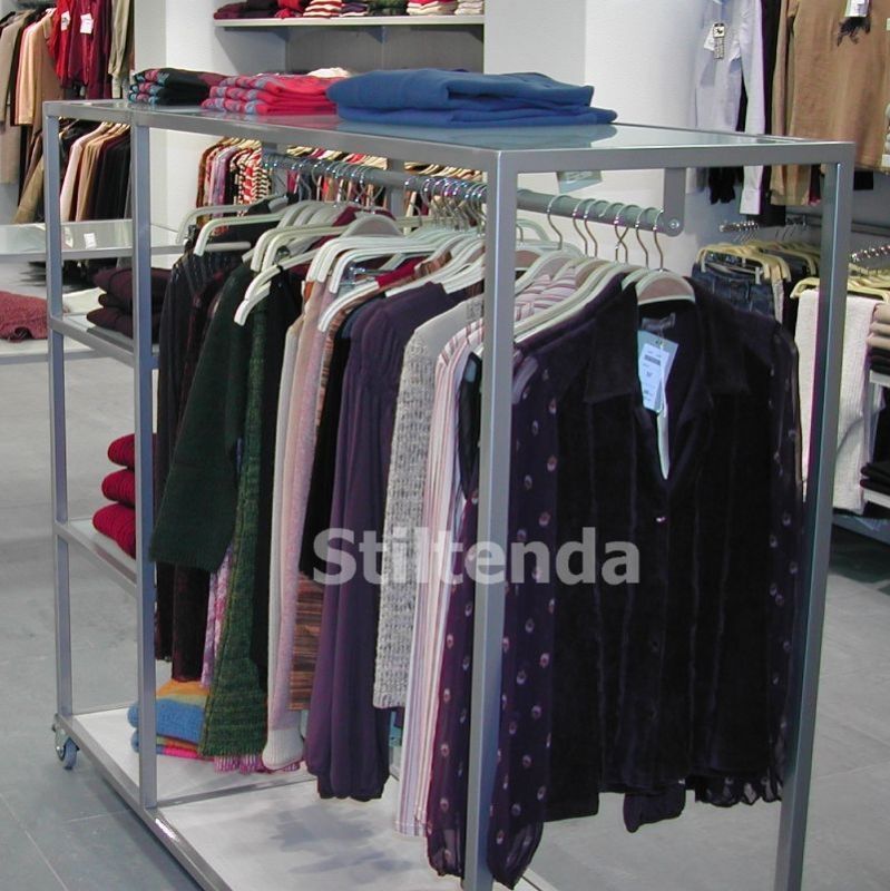 Gndola central tienda moda. Metlica